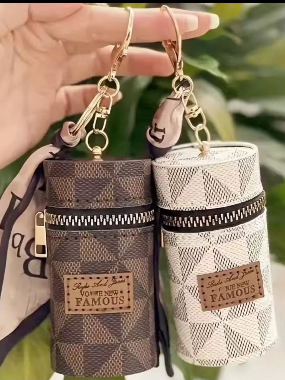 1 Mini Retro Coin Purse Keychain. - Picture 4 of 5